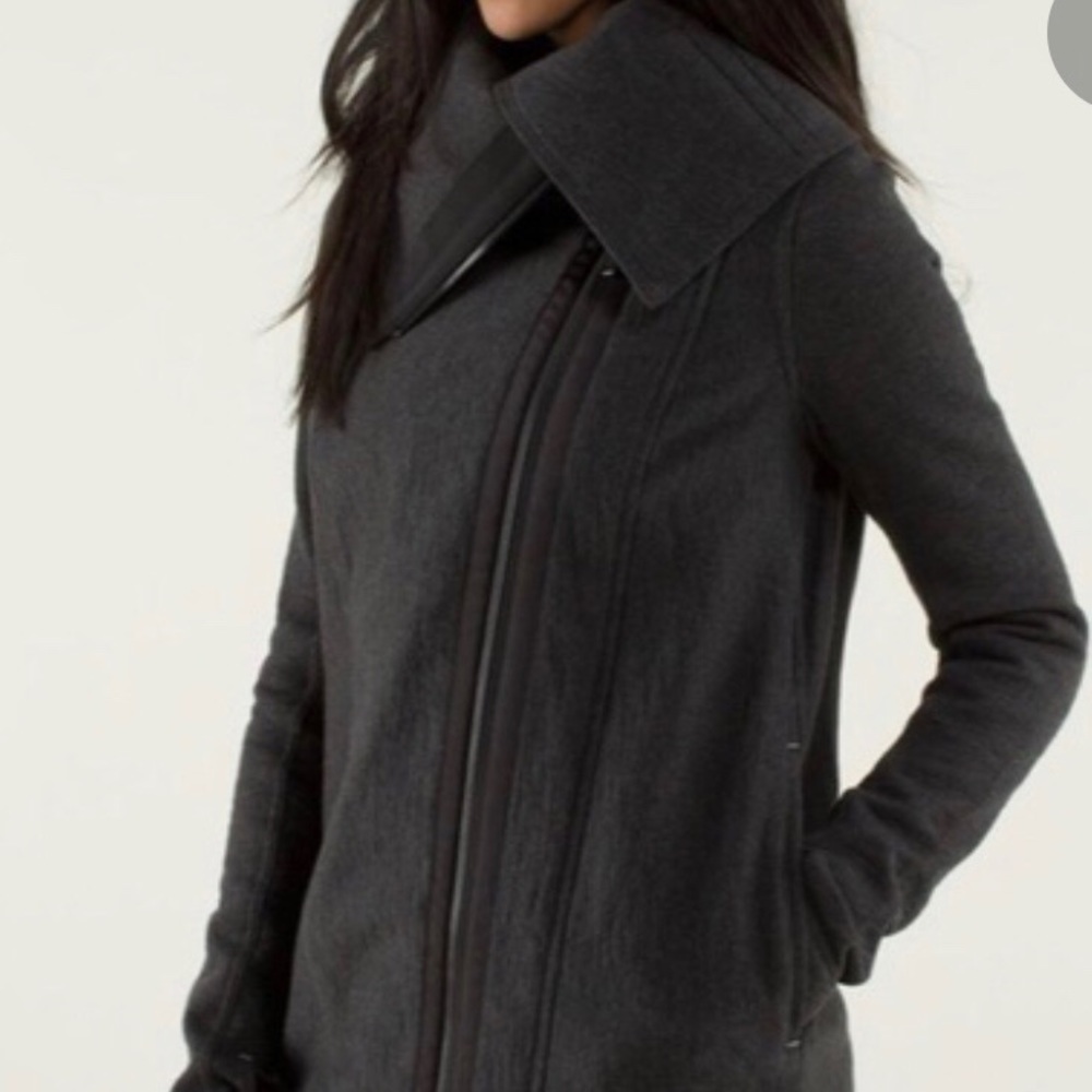 Lululemon Virasana blanket wrap, jacket, size 4!